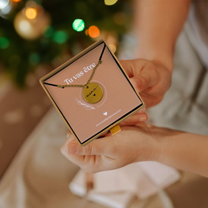 Un collier "mamie" : le cadeau de Noël parfait pour une annonce féérique